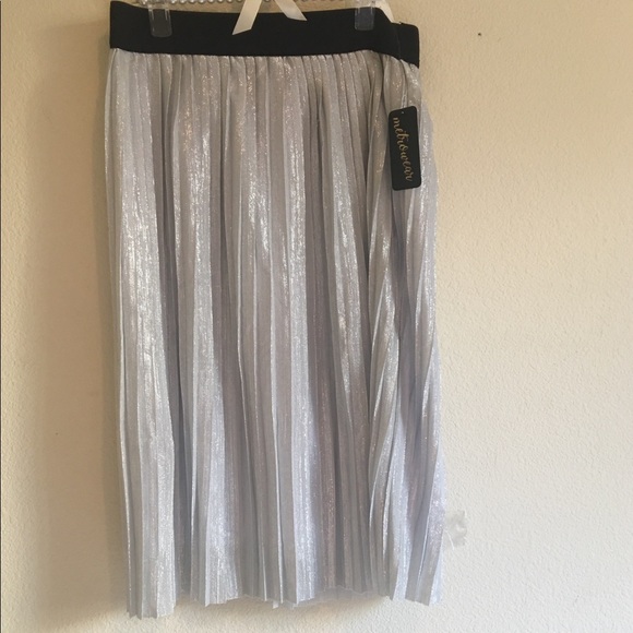 New Silver Metallic Accordion-Pleat Skirt - Picture 5 of 5